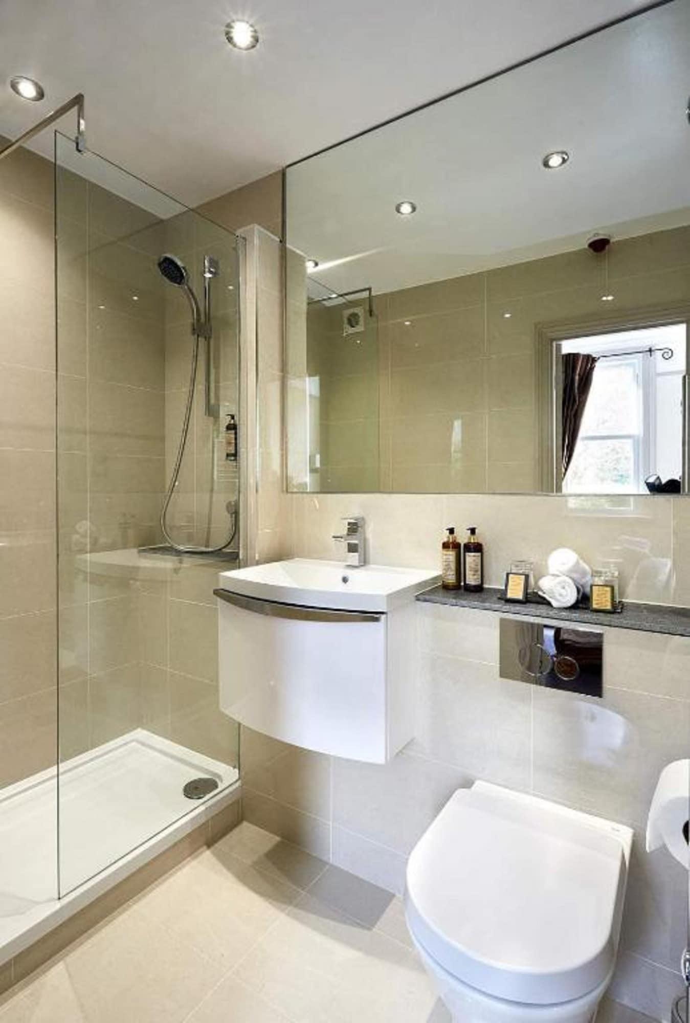 Dorian House Boutique B&B - Free Parking! Bath Exterior photo A bathroom with a shower enclosure