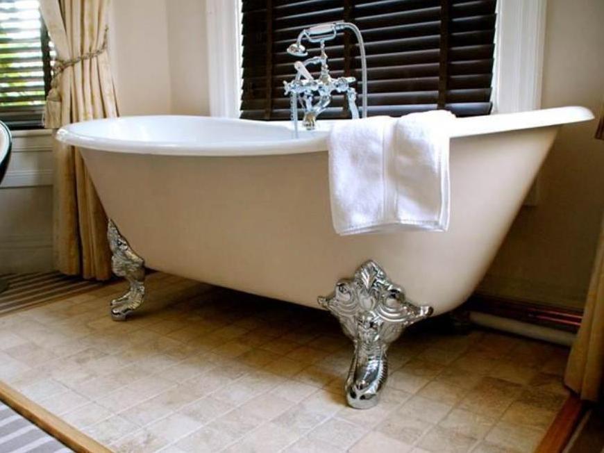 Dorian House Boutique B&B - Free Parking! Bath Exterior photo A bathtub